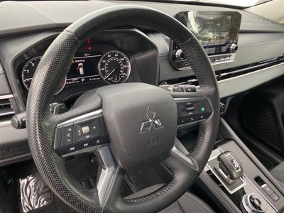 2023 Mitsubishi Outlander SE