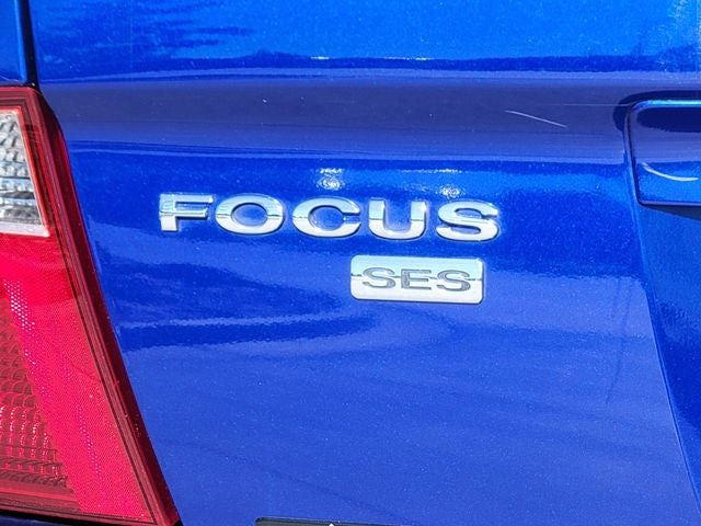2005 Ford Focus ZX4 SE - Photo 11